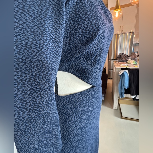 Elizabeth & James Navy Sheath Dress w/ Chic Cutouts – Bergdorf Goodman Exclusive - Picture 6 of 17